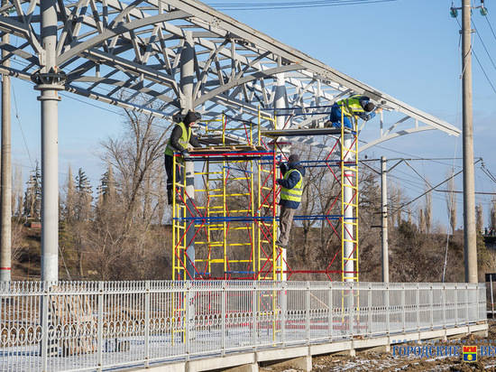 На Мамаевом кургане монтируют навес к железнодорожной платформе