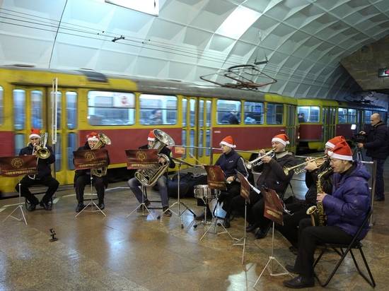 Музыка метро: музыканты «Волгоградконцерта» дают новогодние представления на станциях скоростного трамвая