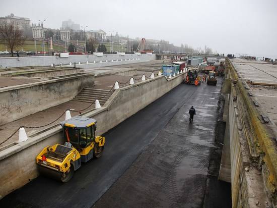 На обновленных причалах Центральной набережной укладывают асфальт