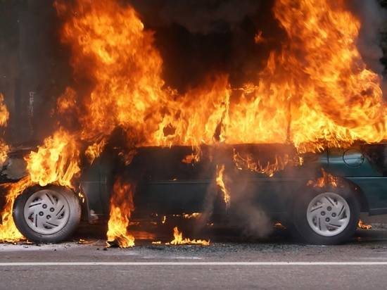 В Урюпинске посреди дня дотла сгорела Toyota