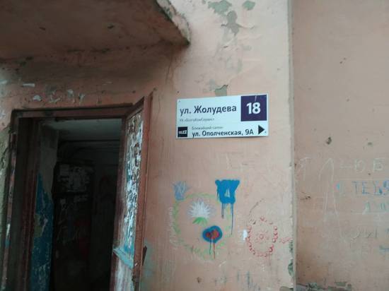 На севере Волгограда из-за халатности УК обрушилась часть конструкции 70-летнего дома