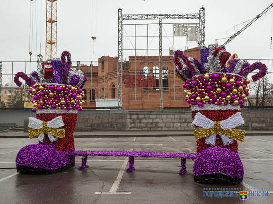 В центре Волгограда установили гигантские сапоги