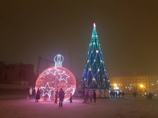 Главная елка Волгограда засияла яркими огнями