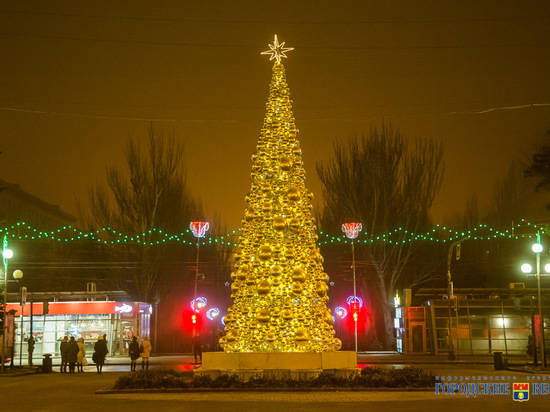 Место для селфи: ночной Волгоград зажегся красочными  новогодними огнями