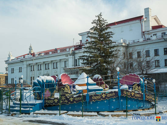 В Комсомольском саду установили новогодние аттракционы для детей