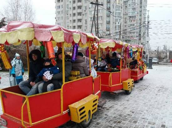 Праздник к нам пришел: в районах Волгограда уже отмечают Новый год