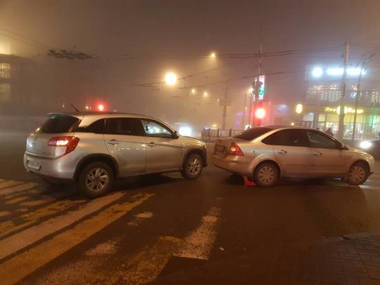 В Центральном районе Волгограда столкновение двух иномарок остановило движение троллейбусов № 12