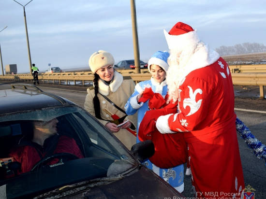 Поздравление из прошлого: волгоградских водителей встречали Дед Мороз, Снегурочка и ретро-персонажи из героического Сталинграда