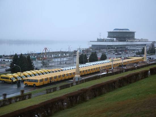 Школы и больницы региона получили от Андрея Бочарова ключи от новеньких автобусов и «скорых»