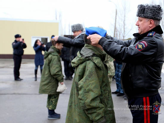 25 молодых волгоградцев получили васильковые береты Президентского полка