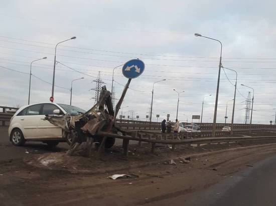 В Волгограде на шоссе Авиаторов иномарка улетела с моста и повисла на отбойнике
