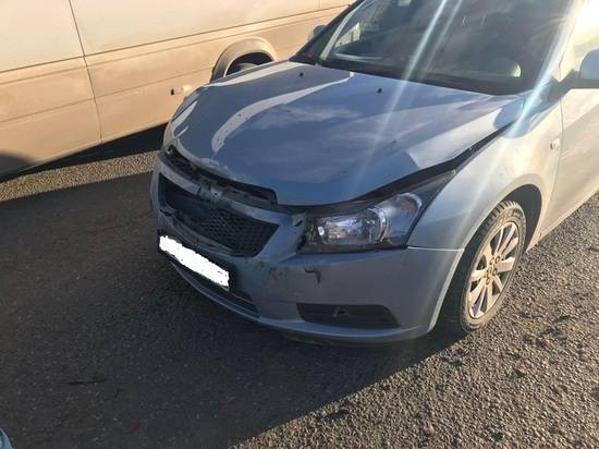 В Волгограде Chevrolet Cruze собрала «паровоз» из стоящих машин: 32-летняя женщина пострадала