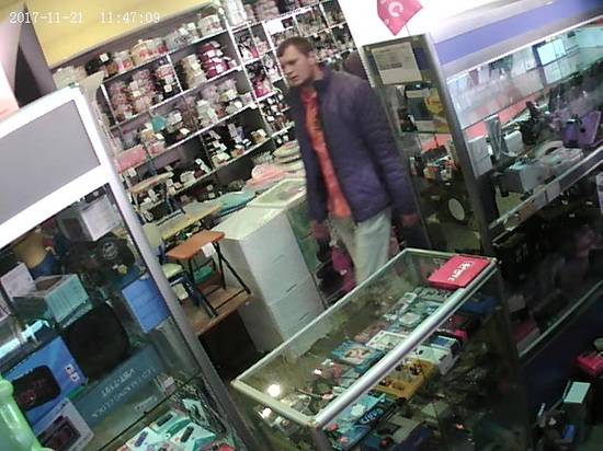 Полиция Волжского ищет ограбившего магазин ювелирных изделий мужчину