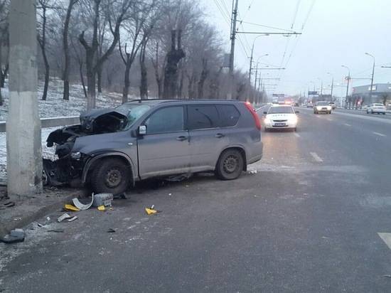 В Краснооктябрьском районе Волгограда водитель «ниссана» врезался в столб