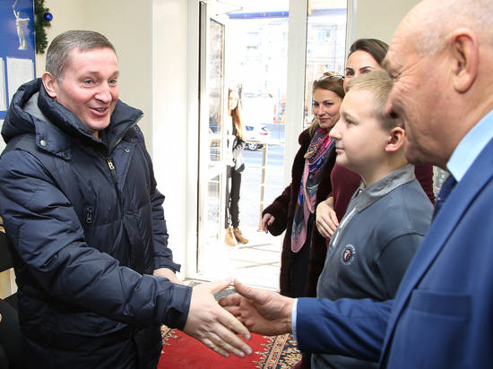 В Волгограде площадку по сбору подписей в поддержку Путина посетил Андрей Бочаров