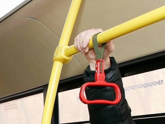 В Волгограде пожилая пассажирка автобуса забыла взяться за поручень и упала