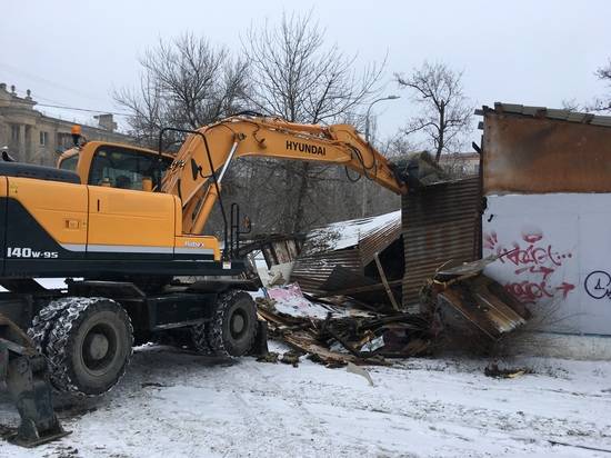 В Сурском сквере демонтируют незаконное кафе