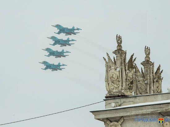 В небе над Волгоградом пролетели самолеты и вертолеты