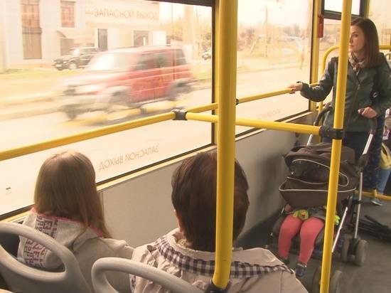 В Волгограде кондуктор автобуса из-за лихача на иномарке сломала руку и получила сотрясение мозга