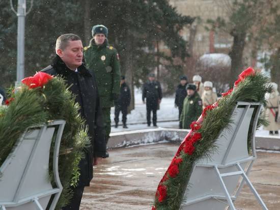 В Волгограде возложили венки к Вечному огню