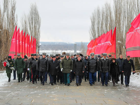 Празднование Сталинградской победы началось с возложения цветов на Мамаевом кургане