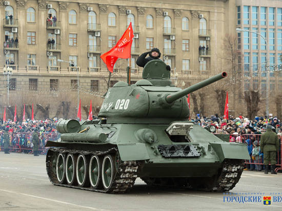Грандиозный парад Сталинградской победы прошел в центре Волгограда