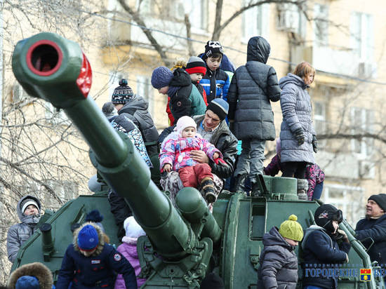 Праздник продолжается: выставка техники, концерт и полеты высшего пилотажа