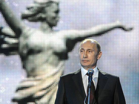 Владимир Путин прилетел в Волгоград и направляется на Мамаев курган