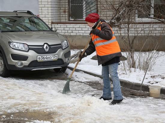 Снег и наледь здесь лишние: в Волгограде следят за состоянием дворов