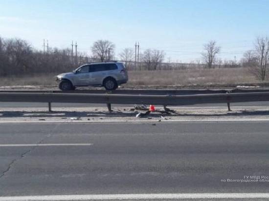 Под Волгоградом иномарка снесла забор: две девочки в больнице