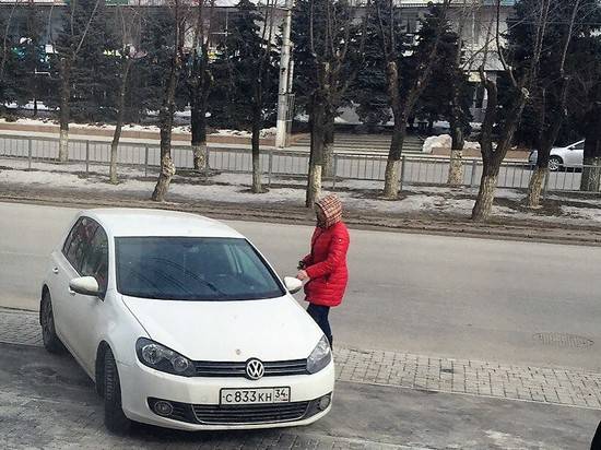 Отремонтированный тротуар на Невской стал излюбленным местом автохамов