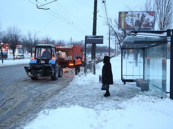 Волгоградские дорожники оперативно устранили последствия ночного снегопада
