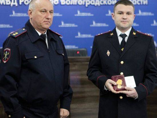В Волгограде участкового наградили за спасение людей на пожаре