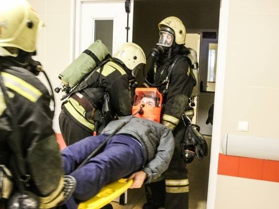 В Волгограде на пожаре в девятиэтажке пострадали два пенсионера, 10 человек эвакуировали