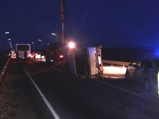 На мосту через реку Сакарку под Иловлей опрокинулся грузовик, полностью заблокировав движение