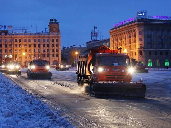 Борьба с гололедом: за ночь на дороги Волгограда отсыпали 900 тонн реагентов