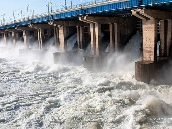 На Волжской ГЭС начинают массовый сброс воды