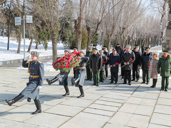 Виктор Золотов и Андрей Бочаров почтили память защитников Отечества на Мамаевом кургане