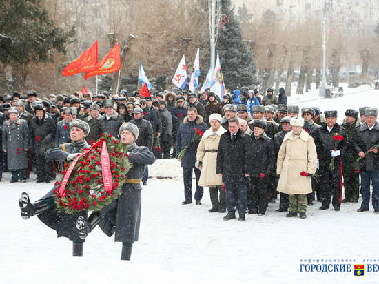 В Волгограде на площади Павших Борцов почтили память защитников Отечества