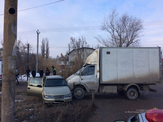 В Кировском районе Волгограда «газель» и «Дэу-Нексия» не поделили дорогу
