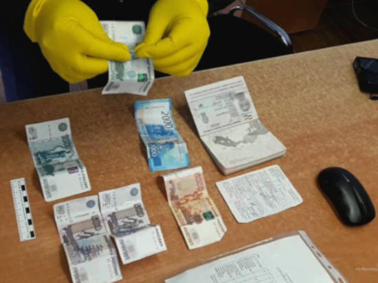 В Светлоярском районе незаконный мигрант хотел откупиться 10 тысячами рублей взятки