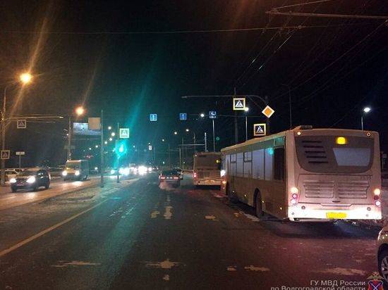В Волгограде пешеход внезапно вышел на дорогу перед автобусом