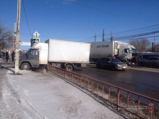 В Волгограде Volvo врезалась в стоящий на светофоре грузовик