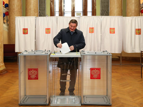 Андрей Бочаров проголосовал на избирательном участке в волгоградском планетарии