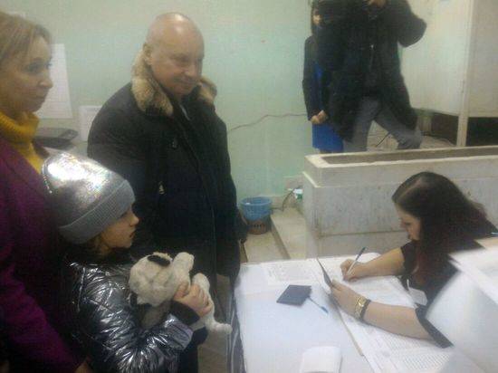 Виталий Лихачёв пришел на выборы всей семьей