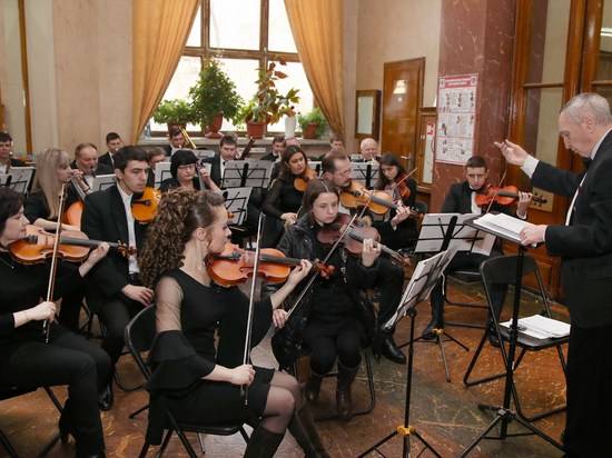 В Волгоградском планетарии люди голосуют под звуки музыки