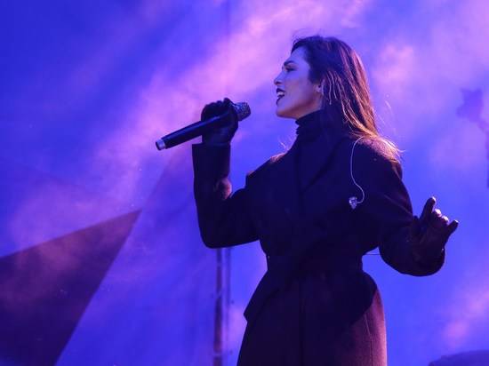 Сати Казанова поразилась стойкости волгоградцев и согрелась песнями о Бора-Бора