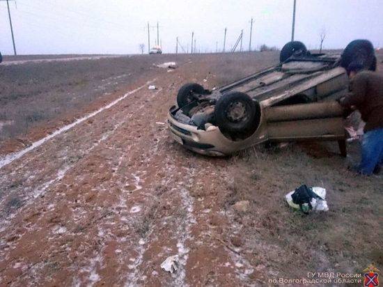 В Волгоградской области малолитражка вылетела в кювет