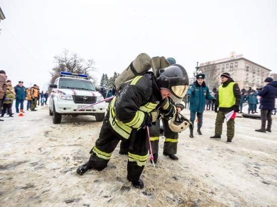 Волгоградские спасатели устроили на Центральной набережной флешмоб с беспилотниками