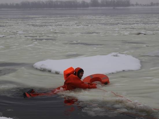 Спасатели показали волгоградским школьникам, как помочь провалившемуся под лед человеку